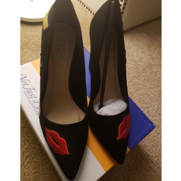 *SOLD*Beautiful, fun, and unique embroidered pumps - Picture 2 of 3